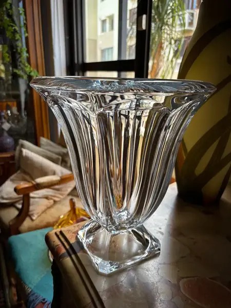 Foto de um(a) Antigo Grande Vaso Medici Centro De Mesa Cristal Bohemia, da categoria de Vasos. ~ Crystalite Bohemia ~ Antigo e grande vaso em cristal Tcheco, modelo Medici. Peça muito chique e decorativa. Marca da... Mostrado de uma perspectiva diferente. Vendido no marketplace Trésors.