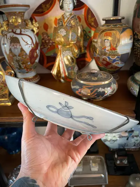 Foto de um(a) Antigo Prato Decorativo Oriental Porcelana Japonesa Imari, da categoria de Pratos Decorativos. ~ Imari~ A célebre porcelana japonesa. Antigo prato decorativo em porcelana com decoração oriental típica desse período com... Mostrado de uma perspectiva diferente. Vendido no marketplace Trésors.