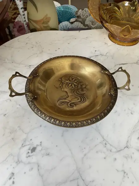 Foto de um(a) Antigo Centro De Mesa Rosto Dama Art Nouveau Bronze Francês, da categoria de Centro de mesa. Antigo e especial centro de mesa em bronze francês com lindo trabalho com decoração central de rosto de dama, traços bem... Mostrado de uma perspectiva diferente. Vendido no marketplace Trésors.