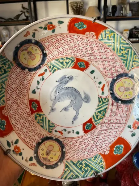 Foto de um(a) Antigo Prato Decorativo Oriental Porcelana Japonesa Imari, da categoria de Pratos Decorativos. ~ Imari~ A célebre porcelana japonesa. Antigo prato decorativo em porcelana com decoração oriental típica desse período com... Mostrado de uma perspectiva diferente. Vendido no marketplace Trésors.