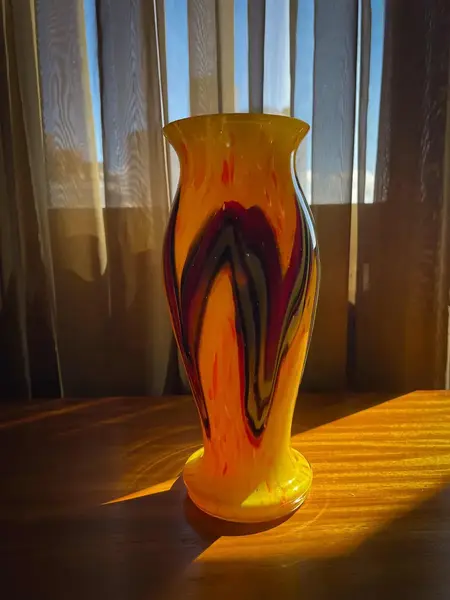Foto de um(a) Antigo Vaso Jarro Murano Italiano Pâte De Verre Art Deco, da categoria de Vasos. ~ Pâte de Verre ~Antigo e icônico vaso artístico em Murano amarelo com rajados, trabalho manual com lindo brilho natural, as... Mostrado de uma perspectiva diferente. Vendido no marketplace Trésors.