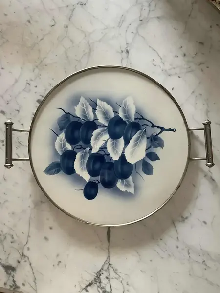 Foto de um(a) Antiga Bandeja Art Deco Majólica Faiança Alemã Azul Borrão, da categoria de Bandejas. Antiga e rara bandeja de majólica alemã, armação em metal prateado. Linda decoração branco e azul borrão. Período Art Deco.... Mostrado de uma perspectiva diferente. Vendido no marketplace Trésors.