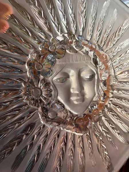 Foto de um(a) Antiga Rara Fruteira Centro De Mesa Vidro Satiné Art Deco, da categoria de Centro de mesa. ~ August Walther & Sohne ~Antigo e belíssimo centro de mesa em vidro artístico alemão na cor rosé acetinado. A peça... Mostrado de uma perspectiva diferente. Vendido no marketplace Trésors.