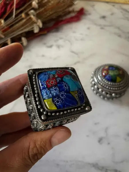 Foto de um(a) Antigo Par De Caixinhas Art Deco Em Prata Murano Millefiori, da categoria de Cestos e Caixas. Antigas caixinhas em prata com a tampa em Murano Italiano técnica Millefiori, uma das mais procuradas e colecionáveis.... Mostrado de uma perspectiva diferente. Vendido no marketplace Trésors.