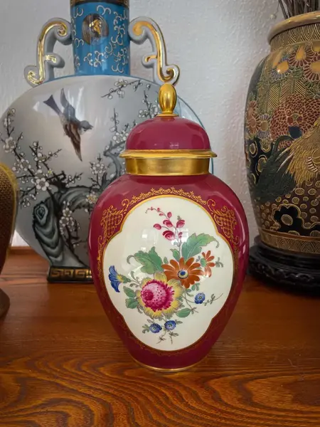 Foto de um(a) Antigo Potiche Vaso Em Porcelana Alemã Bavaria Thomas Ivory, da categoria de Vasos e recipientes. ~ Camille Tharaud | Limoges ~Para quem gosta de peças exclusivas. Antigo e grande vaso artístico em porcelana francesa da... Mostrado de uma perspectiva diferente. Vendido no marketplace Trésors.