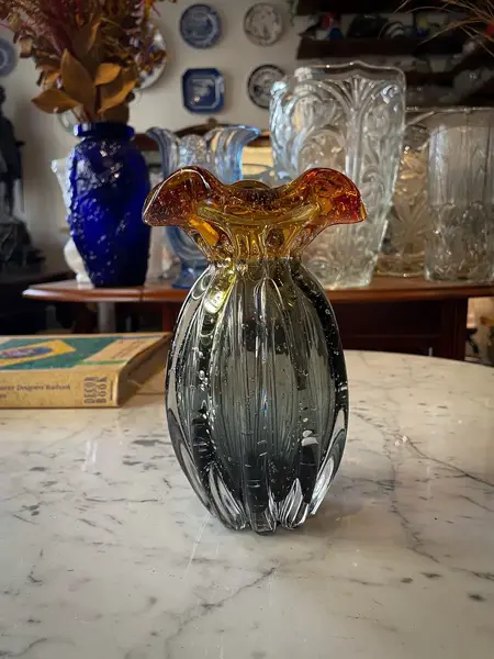 Foto de um(a) Antigo Vaso Jarro Art Deco Murano Italy Glass Âmbar, da categoria de Vasos. ~ Italy Glass ~Antigo vaso em Murano na cor grafite com âmbar. Essa combinação de cores foi um grande acerto! Corpo gomado... Mostrado de uma perspectiva diferente. Vendido no marketplace Trésors.