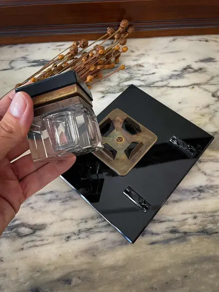 Foto de um(a) Antigo Tinteiro Porta Caneta Cristal Tcheco Preto Art Deco, da categoria de Outros colecionáveis. Antigo e clássico tinteiro em cristal Tcheco com o recipiente para tinta em cristal translúcido lapidado à mão. Na frente... Mostrado de uma perspectiva diferente. Vendido no marketplace Trésors.