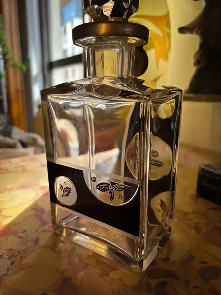 Foto de um(a) Antiga Rara Garrafa Em Cristal Tcheco Karl Palda Art Deco, da categoria de Garrafas. ~ Karl Palda Glass ~ Antiga e raríssima garrafa em cristal Tcheco com detalhes em preto e belíssima lapidação manual, e o... Mostrado de uma perspectiva diferente. Vendido no marketplace Trésors.