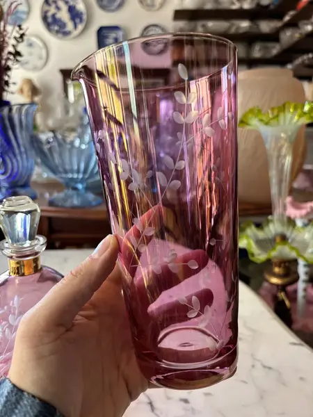 Foto de um(a) Antigo Conjunto De Garrafa E Coqueteleira Cristal Furta-cor, da categoria de Garrafas, potes e jarros. Um clássico da década de 1960/70. Antigo e decorativo conjunto com garrafa/licoreira e jarra/coqueteleira em cristal... Mostrado de uma perspectiva diferente. Vendido no marketplace Trésors.