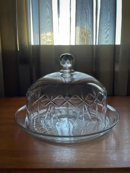 Foto de um(a) Antiga Queijeira Boleira Em Cristal Francês Baccarat Nancy, da categoria de Garrafas, potes e jarros. ~ Nancy France ~Antiga e elegante queijeira em cristal francês de excelente qualidade, lindo brilho natural e lapidação... Mostrado de uma perspectiva diferente. Vendido no marketplace Trésors.