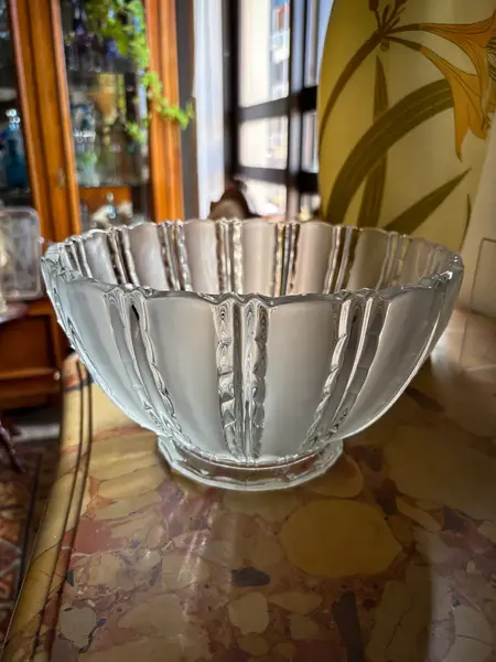 Foto de um(a) Antigo Bowl Centro Mesa Fruteira Saladeira Cristal Satiné, da categoria de Travessas e tigelas. Antigo e grande centro de mesa em cristal francês lapidado com detalhes em satiné. Peça muito fina e elegante, além de ser... Mostrado de uma perspectiva diferente. Vendido no marketplace Trésors.