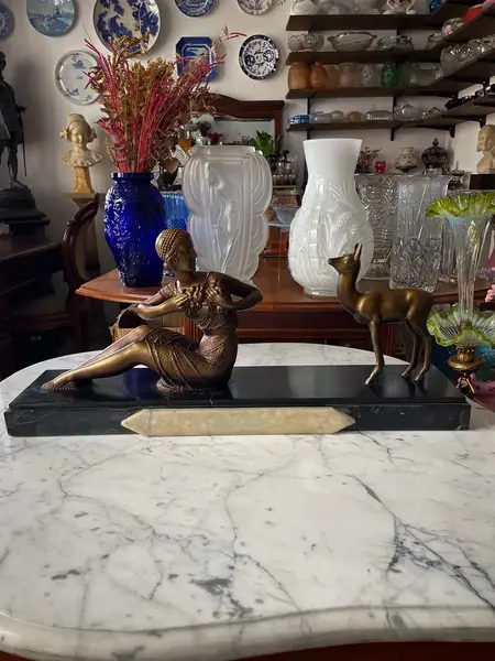 Foto de um(a) Antiga Escultura Bronze Art Deco Dama Com Veado Chiparus, da categoria de Escultura. ~ Demétre H. Chiparus ~Antiga e grande escultura do renomado mestre do Art Deco, Chiparus. Obra representando dama com... Mostrado de uma perspectiva diferente. Vendido no marketplace Trésors.