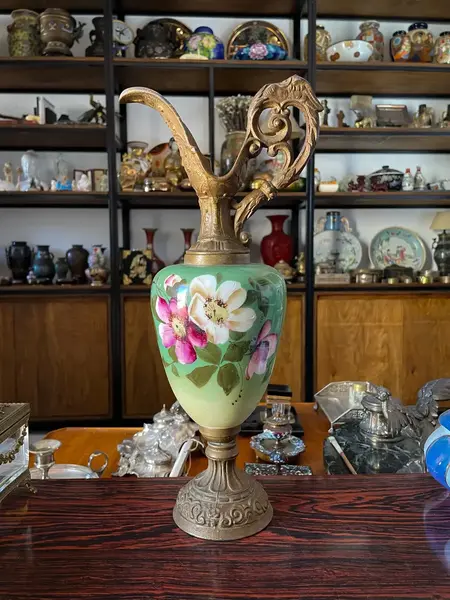 Foto de um(a) Antiga Ânfora Jarro Decorativo Pétit Bronze Opalina Francesa, da categoria de Vasos e recipientes. Antiga e grande jarra decorativa com estrutura em metal trabalhado e parte central em opalina francesa pintada à mão. Peça... Mostrado de uma perspectiva diferente. Vendido no marketplace Trésors.