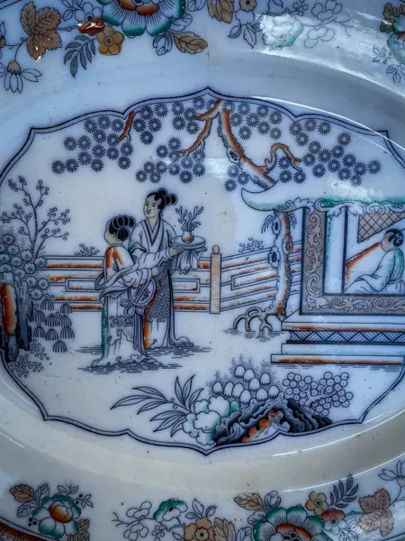 Foto de um(a) Antigo Prato Travessa Porcelana Oriental Imari Red Flow Blue, da categoria de Travessas e tigelas. Antigo e grande prato/travessa em porcelana artística inglesa Imari Red Flow Blue. Período Vitoriano. Pintado à mão.... Mostrado de uma perspectiva diferente. Vendido no marketplace Trésors.