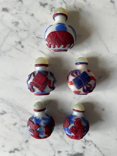 Foto de um(a) Antiga Coleção De Perfumeiros Snuff Bottle Orientais, da categoria de Perfumeiros. Antiga coleção de perfumeiros orientais esculpidos a mão. Uma beleza! Medidas 5x6cm cada. Mostrado de uma perspectiva diferente. Vendido no marketplace Trésors.