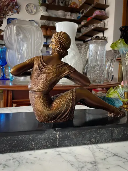 Foto de um(a) Antiga Escultura Bronze Art Deco Dama Com Veado Chiparus, da categoria de Escultura. ~ Demétre H. Chiparus ~Antiga e grande escultura do renomado mestre do Art Deco, Chiparus. Obra representando dama com... Mostrado de uma perspectiva diferente. Vendido no marketplace Trésors.