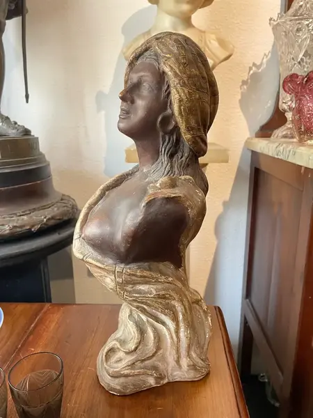 Foto de um(a) Antigo Busto Escultura Blackamoor Em Terracota Austríaca, da categoria de Escultura. Importante busto de mulher seminua em terracota, início do século XX. Peça artística, toda feita à mão Altura 39cm. Mostrado de uma perspectiva diferente. Vendido no marketplace Trésors.