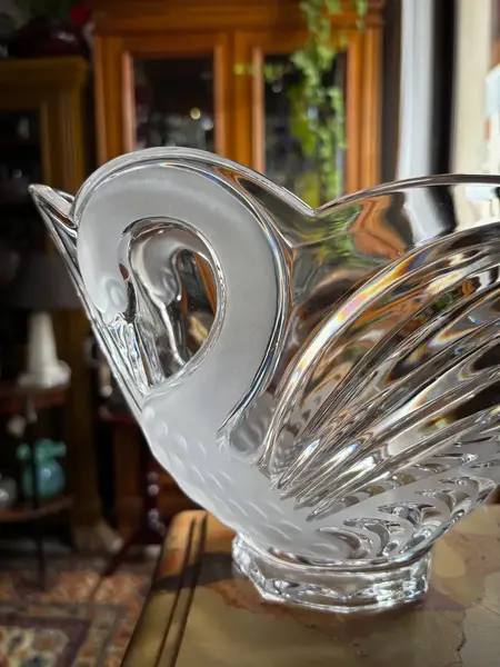 Foto de um(a) Antigo Vaso Centro De Mesa Cisne Cristal Francês Satiné, da categoria de Centro de mesa. Antigo e belíssimo vaso, centro de mesa em cristal francês, com decoração de cisnes em relevo. Ótimo tamanho para fazer... Mostrado de uma perspectiva diferente. Vendido no marketplace Trésors.