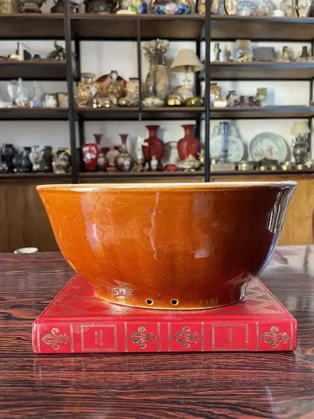 Foto de um(a) Antiga Rara Forma Original Faiança Majólica Alemã Art Deco, da categoria de Travessas e tigelas. Antiga e rara forma em faiança/majólica alemã, decoração com uvas. Peça muito decorativa e toda original do século XX.Altura... Mostrado de uma perspectiva diferente. Vendido no marketplace Trésors.
