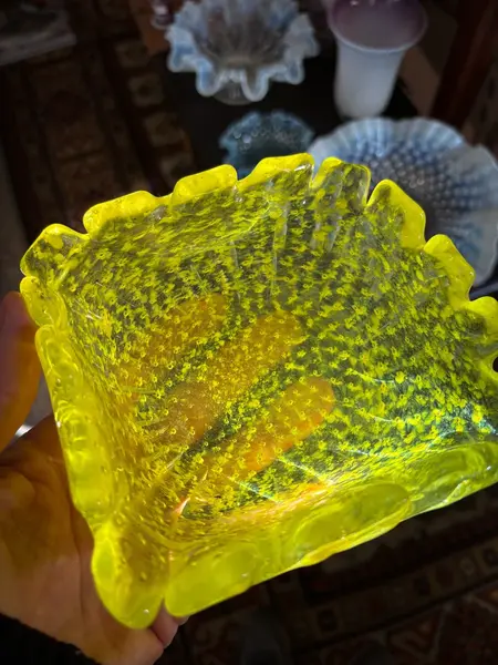 Foto de um(a) Antigo Bowl Decorativo Murano Italiano Amarelo Década 1960, da categoria de Travessas e tigelas. Antigo bowl decorativo em Murano italiano na cor amarelo. Peça artística, feita à mão. Original da década de 1960. Medidas... Mostrado de uma perspectiva diferente. Vendido no marketplace Trésors.