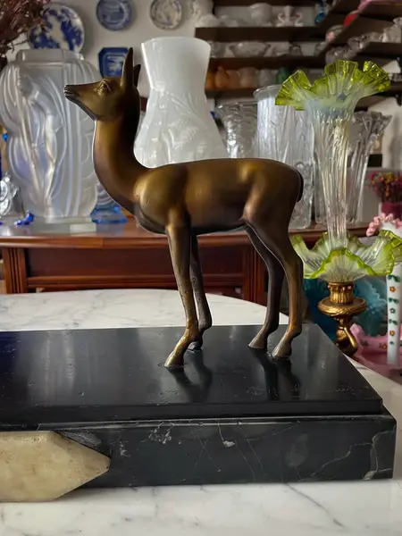 Foto de um(a) Antiga Escultura Bronze Art Deco Dama Com Veado Chiparus, da categoria de Escultura. ~ Demétre H. Chiparus ~Antiga e grande escultura do renomado mestre do Art Deco, Chiparus. Obra representando dama com... Mostrado de uma perspectiva diferente. Vendido no marketplace Trésors.