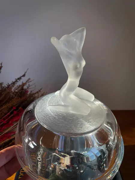 Foto de um(a) Antiga Caixa Bomboniere Dama Cristal Satiné Nachtmann A Deco, da categoria de Porta-Jóias. ~ Natchmann Glass ~Para quem gosta de peças exclusivas! Antiga e belíssima caixa decorativa, bomboniere em cristal da... Mostrado de uma perspectiva diferente. Vendido no marketplace Trésors.