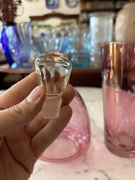 Foto de um(a) Antigo Conjunto De Garrafa E Coqueteleira Cristal Furta-cor, da categoria de Garrafas, potes e jarros. Um clássico da década de 1960/70. Antigo e decorativo conjunto com garrafa/licoreira e jarra/coqueteleira em cristal... Mostrado de uma perspectiva diferente. Vendido no marketplace Trésors.