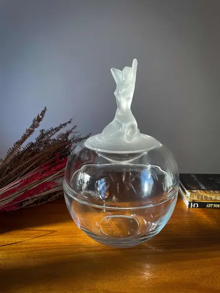 Foto de um(a) Antiga Caixa Bomboniere Dama Cristal Satiné Nachtmann A Deco, da categoria de Porta-Jóias. ~ Natchmann Glass ~Para quem gosta de peças exclusivas! Antiga e belíssima caixa decorativa, bomboniere em cristal da... Mostrado de uma perspectiva diferente. Vendido no marketplace Trésors.
