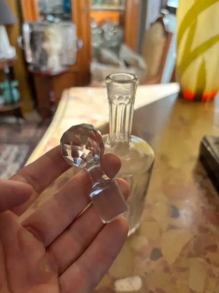 Foto de um(a) Antiga Garrafa Galheteiro Licoreira Cristal France Baccarat, da categoria de Garrafas, potes e jarros. Antiga e finíssima garrafa em cristal francês Baccarat. Peça versátil, pode ser usada como galheteiro. Design clássico e... Mostrado de uma perspectiva diferente. Vendido no marketplace Trésors.