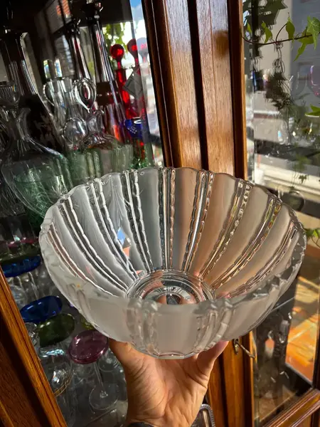 Foto de um(a) Antigo Bowl Centro Mesa Fruteira Saladeira Cristal Satiné, da categoria de Travessas e tigelas. Antigo e grande centro de mesa em cristal francês lapidado com detalhes em satiné. Peça muito fina e elegante, além de ser... Mostrado de uma perspectiva diferente. Vendido no marketplace Trésors.