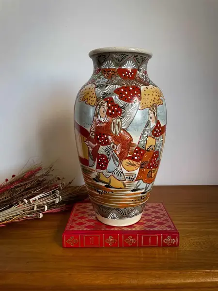 Foto de um(a) Antigo Vaso Jarro Porcelana Oriental Satsuma Meiji Séc XIX, da categoria de Vasos. Antigo e importante vaso oriental em porcelana japonesa Satsuma, período Meiji. Figuras de samurais pintados à mão. Uma... Mostrado de uma perspectiva diferente. Vendido no marketplace Trésors.