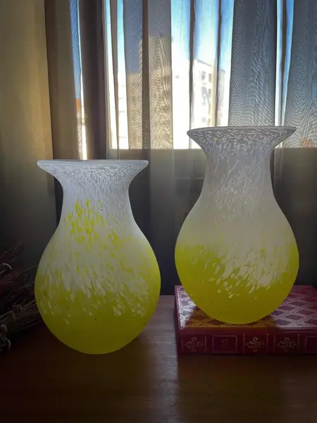 Foto de um(a) Antigo Par De Vasos Jarros Art Deco Em Murano Pâte De Verre, da categoria de Vasos. ~ Pâte de Verre ~Antigo e belíssimo par de vasos artísticos em Murano amarelo com rajados em branco e pequenos pontos em... Mostrado de uma perspectiva diferente. Vendido no marketplace Trésors.