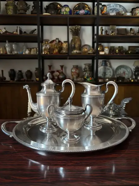 Foto de um(a) Antigo Conjunto De Café Chá Bandeja Bule Em Prata Eberle, da categoria de Conjuntos de café e chá. ~ Eberle Silverplated ~Antigo e elegante conjunto de chá composto por quatro peças, sendo elas; uma bandeja, um bule, uma... Mostrado de uma perspectiva diferente. Vendido no marketplace Trésors.