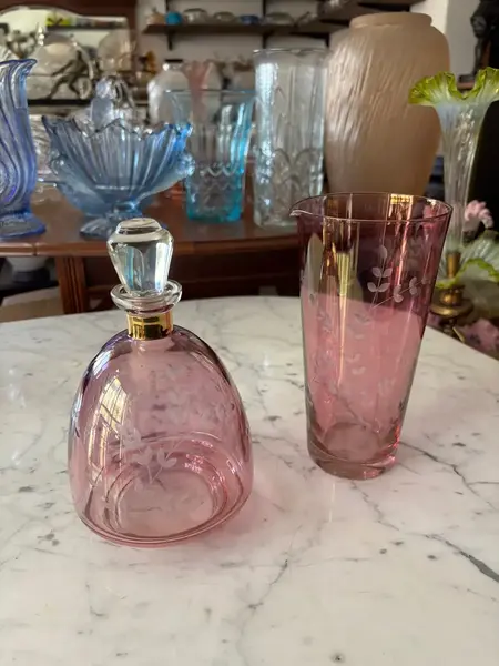 Foto de um(a) Antigo Conjunto De Garrafa E Coqueteleira Cristal Furta-cor, da categoria de Garrafas, potes e jarros. Um clássico da década de 1960/70. Antigo e decorativo conjunto com garrafa/licoreira e jarra/coqueteleira em cristal... Mostrado de uma perspectiva diferente. Vendido no marketplace Trésors.