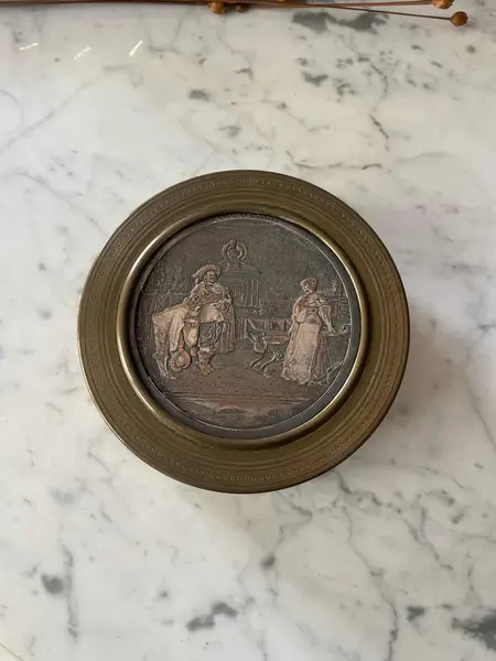 Foto de um(a) Antiga Caixa Porta Joias Artístico Bronze E Prata Assinado, da categoria de Porta-Jóias. Antiga caixa francesa porta joias em bronze trabalhado. Peça feita à mao e assinada.Super versátil e decorativa para um... Mostrado de uma perspectiva diferente. Vendido no marketplace Trésors.