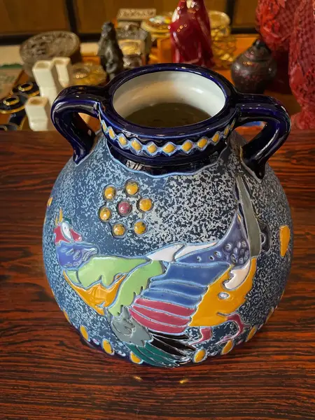 Foto de um(a) Antigo Raro Vaso Faiança Majólica Tcheca Amphora Art Nouveau, da categoria de Vasos. ~ Amphora ~ Riessner, Stellmacher & Kessel. Antigo e excepcional vaso artístico em faiança/majólica da Checoslováquia. Ótima... Mostrado de uma perspectiva diferente. Vendido no marketplace Trésors.