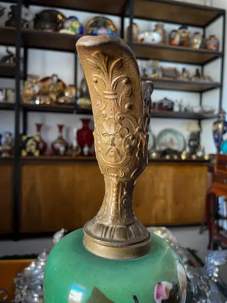 Foto de um(a) Antiga Ânfora Jarro Decorativo Pétit Bronze Opalina Francesa, da categoria de Vasos e recipientes. Antiga e grande jarra decorativa com estrutura em metal trabalhado e parte central em opalina francesa pintada à mão. Peça... Mostrado de uma perspectiva diferente. Vendido no marketplace Trésors.
