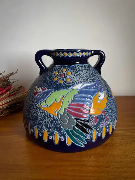 Foto de um(a) Antigo Raro Vaso Faiança Majólica Tcheca Amphora Art Nouveau, da categoria de Vasos. ~ Amphora ~ Riessner, Stellmacher & Kessel. Antigo e excepcional vaso artístico em faiança/majólica da Checoslováquia. Ótima... Mostrado de uma perspectiva diferente. Vendido no marketplace Trésors.