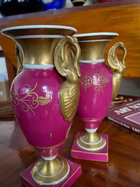 Foto de um(a) Antigo Par Vasos Porcelana França Vieux Paris Louis Philippe, da categoria de Vasos. ~ Louis Philippe ~Antigo e clássico par de vasos com alças estilo ânfora em porcelana artística francesa Vieux Paris. Linda... Mostrado de uma perspectiva diferente. Vendido no marketplace Trésors.