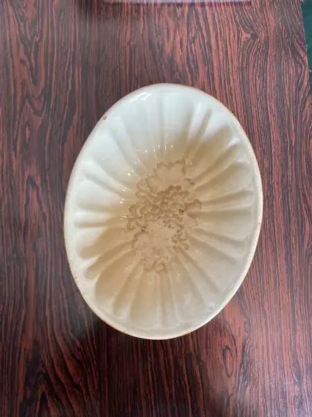 Foto de um(a) Antiga Rara Forma Original Faiança Majólica Alemã Art Deco, da categoria de Travessas e tigelas. Antiga e rara forma em faiança/majólica alemã, decoração com uvas. Peça muito decorativa e toda original do século XX.Altura... Mostrado de uma perspectiva diferente. Vendido no marketplace Trésors.