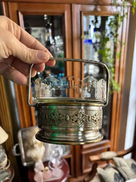 Foto de um(a) Antiga Cestinha Art Deco Em Prata Wmf E Cristal Lapidado, da categoria de Cestos e Caixas. Antiga e preciosa cestinha decorativa em metal espessurado a prata e cristal lapidado. Peça em seu estado original, do... Mostrado de uma perspectiva diferente. Vendido no marketplace Trésors.