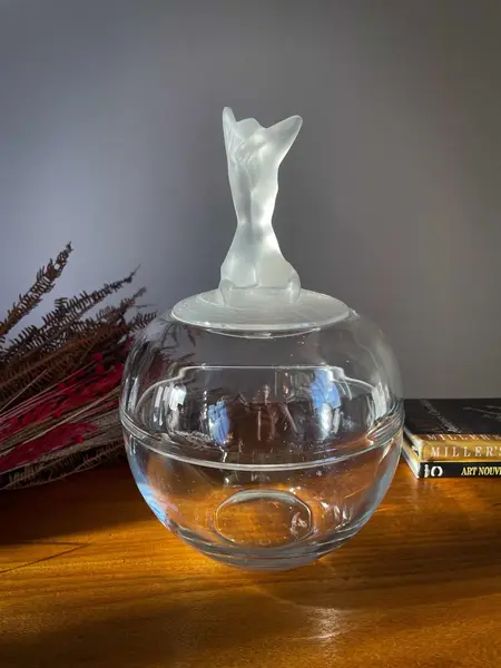 Foto de um(a) Antiga Caixa Bomboniere Dama Cristal Satiné Nachtmann A Deco, da categoria de Porta-Jóias. ~ Natchmann Glass ~Para quem gosta de peças exclusivas! Antiga e belíssima caixa decorativa, bomboniere em cristal da... Mostrado de uma perspectiva diferente. Vendido no marketplace Trésors.