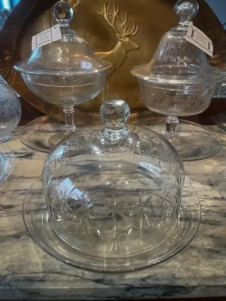 Foto de um(a) Antiga Queijeira Boleira Em Cristal Francês Baccarat Nancy, da categoria de Garrafas, potes e jarros. ~ Nancy France ~Antiga e elegante queijeira em cristal francês de excelente qualidade, lindo brilho natural e lapidação... Mostrado de uma perspectiva diferente. Vendido no marketplace Trésors.