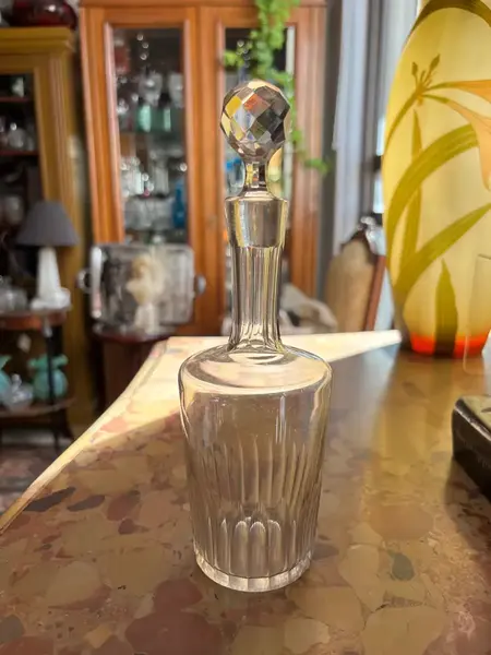 Foto de um(a) Antiga Garrafa Galheteiro Licoreira Cristal France Baccarat, da categoria de Garrafas, potes e jarros. Antiga e finíssima garrafa em cristal francês Baccarat. Peça versátil, pode ser usada como galheteiro. Design clássico e... Mostrado de uma perspectiva diferente. Vendido no marketplace Trésors.