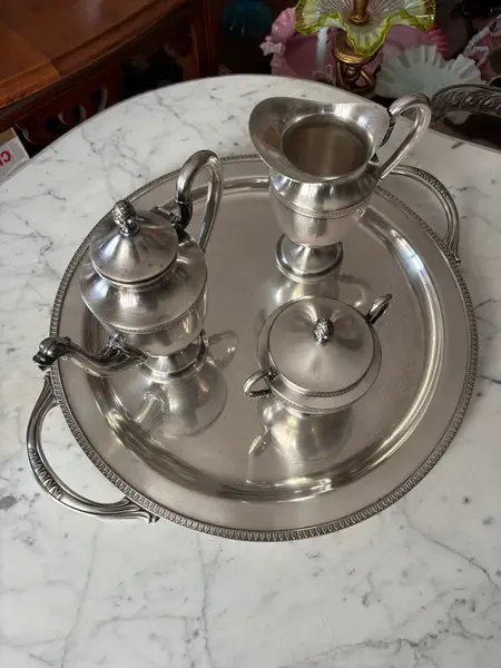 Foto de um(a) Antigo Conjunto De Café Chá Bandeja Bule Em Prata Eberle, da categoria de Conjuntos de café e chá. ~ Eberle Silverplated ~Antigo e elegante conjunto de chá composto por quatro peças, sendo elas; uma bandeja, um bule, uma... Mostrado de uma perspectiva diferente. Vendido no marketplace Trésors.