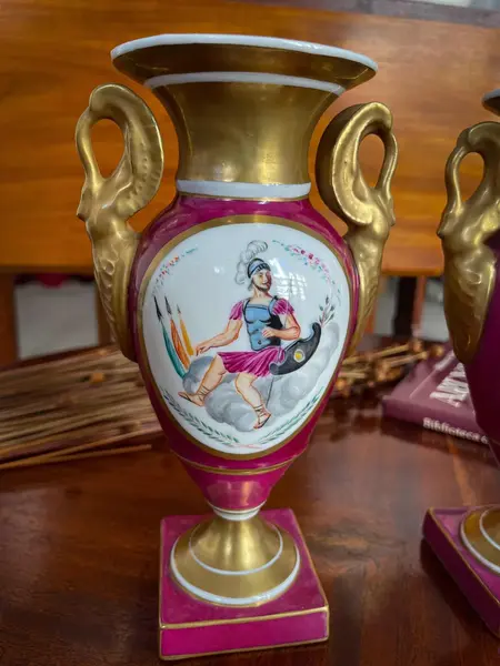 Foto de um(a) Antigo Par Vasos Porcelana França Vieux Paris Louis Philippe, da categoria de Vasos. ~ Louis Philippe ~Antigo e clássico par de vasos com alças estilo ânfora em porcelana artística francesa Vieux Paris. Linda... Mostrado de uma perspectiva diferente. Vendido no marketplace Trésors.