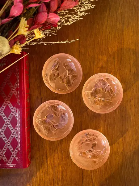 Foto de um(a) Josef Inwald Antigo Conjunto Quatro Bowls Peixe Art Deco, da categoria de Pratos Decorativos. ~ Josef Inwald Glass ~Antigo e gracioso conjunto com quatro pequenos bowls para você usar a sua imaginação e servir com o... Mostrado de uma perspectiva diferente. Vendido no marketplace Trésors.