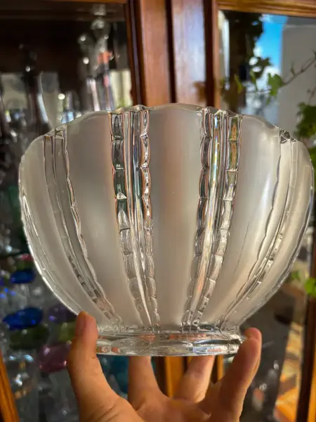 Foto de um(a) Antigo Bowl Centro Mesa Fruteira Saladeira Cristal Satiné, da categoria de Travessas e tigelas. Antigo e grande centro de mesa em cristal francês lapidado com detalhes em satiné. Peça muito fina e elegante, além de ser... Mostrado de uma perspectiva diferente. Vendido no marketplace Trésors.