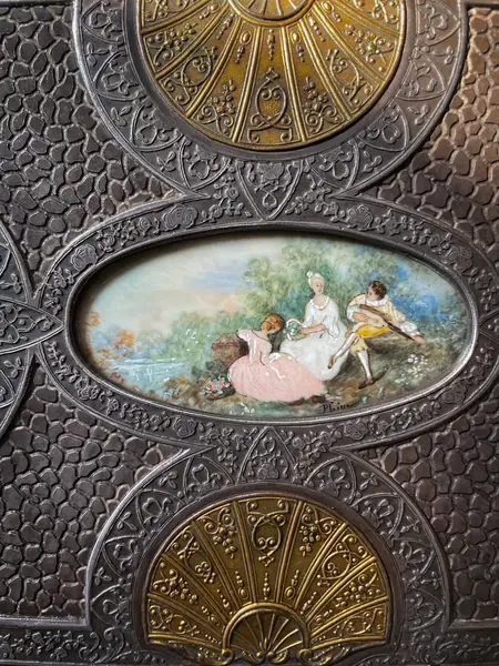 Foto de um(a) Antiga Rara Caixa Porta Joias Bronze Francês Com Portrait, da categoria de Cestos e Caixas. Uma verdadeira joia para guardar as suas joias. Para quem gosta de peças exclusivas. Antiga e rara caixa francesa em bronze... Mostrado de uma perspectiva diferente. Vendido no marketplace Trésors.