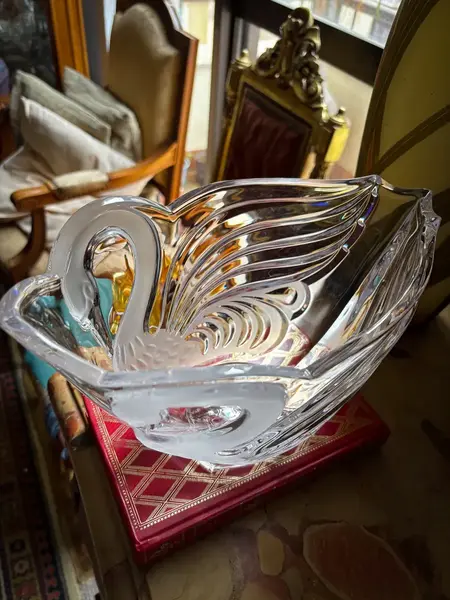 Foto de um(a) Antigo Vaso Centro De Mesa Cisne Cristal Francês Satiné, da categoria de Centro de mesa. Antigo e belíssimo vaso, centro de mesa em cristal francês, com decoração de cisnes em relevo. Ótimo tamanho para fazer... Mostrado de uma perspectiva diferente. Vendido no marketplace Trésors.